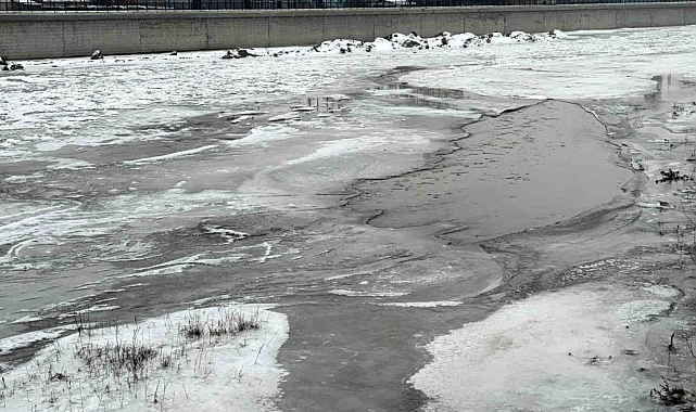 Ağrı'da Hayat Dondu: Murat Nehri Buz Tuttu, Vatandaş Zorluk Yaşıyor