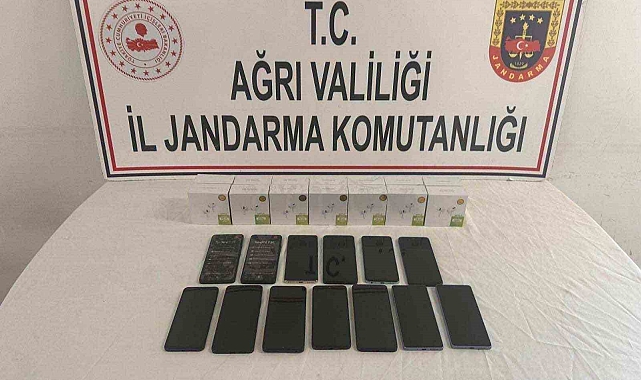 Ağrı'da Kaçakçılık Operasyonu: 13 Cep Telefonu ve 14 Kulaklık Ele Geçirildi