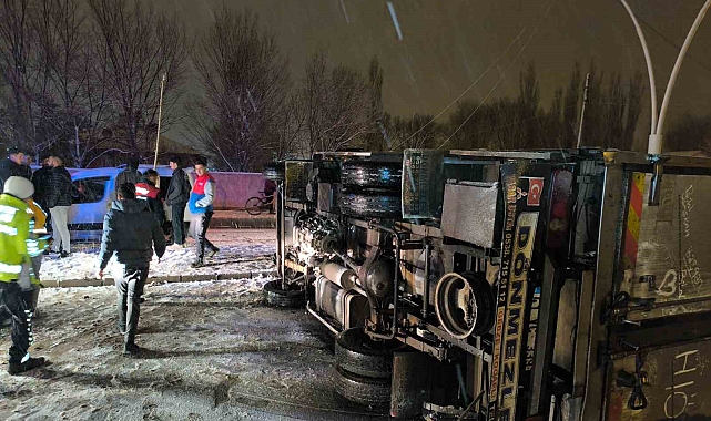 Ağrı'da kar yağışı kazayı beraberinde getirdi