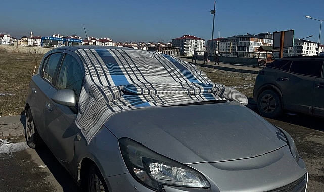Ağrı'da, vatandaşlar araçlarını soğuktan korumak için battaniye ile örttü