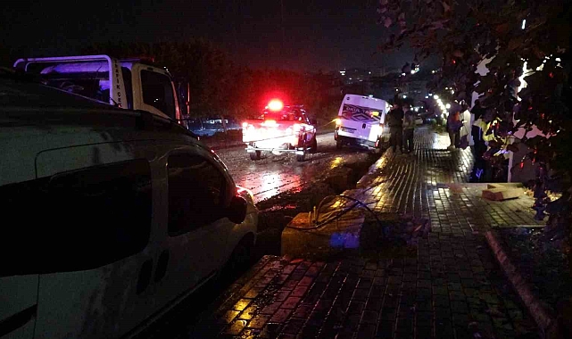 Alanya'da, yer altı elektrik hat çalışması yapılan yerde yol çöktü