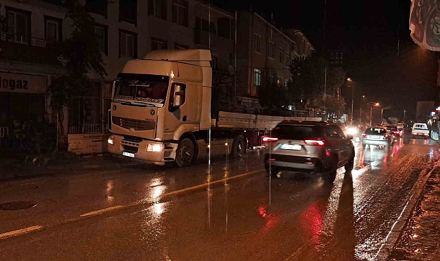 Alkollü sürücü, önce traktöre sonra tıra çarptı