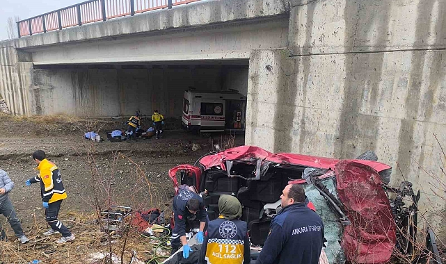 Ankara'da viraj alamayan otomobil şarampole uçtu 5 kişi hayatını kaybetti