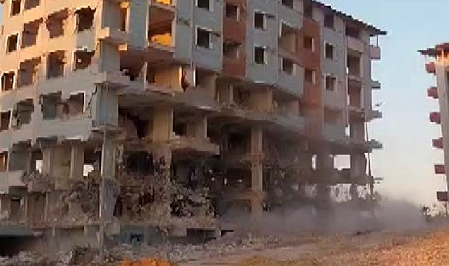Antakya'da Depremde Hasar Gören 8 Katlı Bina Yıkıldı