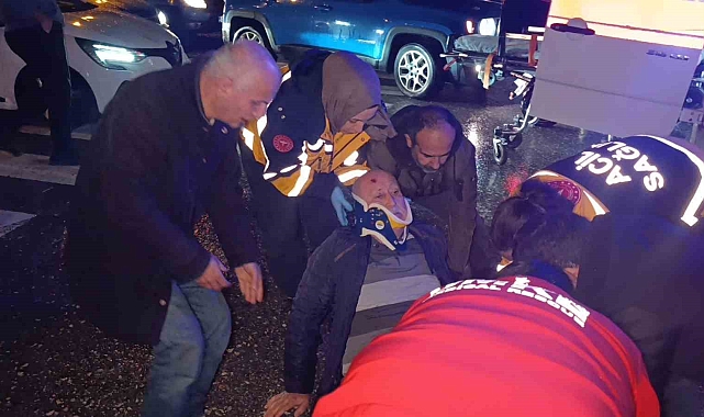 ANTALYA'NIN MANAVGAT İLÇESİNDE MEYDANA GELEN TRAFİK KAZASINDA BİR YAYA YARALANDI. HAFİF TİCARİ ARACIN ÇARPTIĞI YAYANIN, KIRMIZI IŞIKTA GEÇTİĞİ BELİRLENDİ