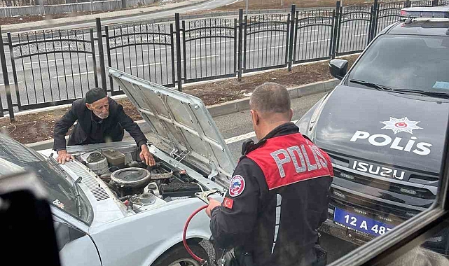 Aracı bozulan yaşlı adamın yardımına polis ekipleri yetişti