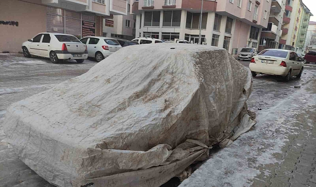 Araçlar soğuktan halı ve battaniyelerle korundu