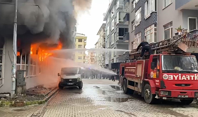 Arhavi'de iş yeri alevlere teslim oldu, biri polis 2 kişi dumandan etkilendi
