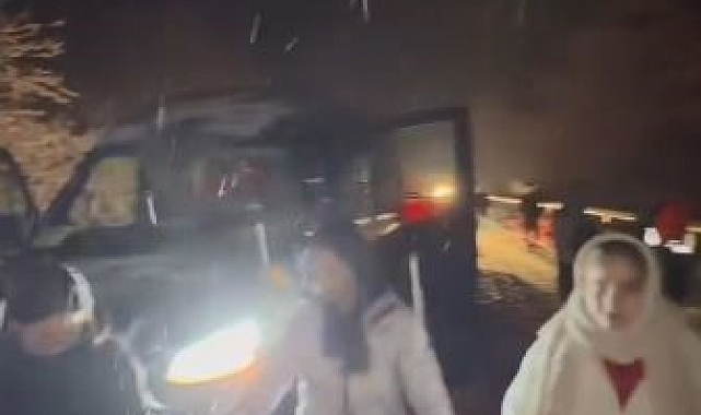 Artvin'de Kar Yağışı Sürücüleri Zorlasa da Moral Bozmadı: Horon Teperek Isındılar!