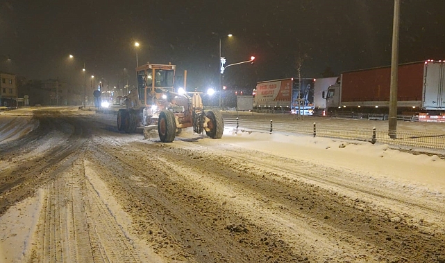 Aşkale'de yoğun kar yağışı etkili oldu trafik durdu