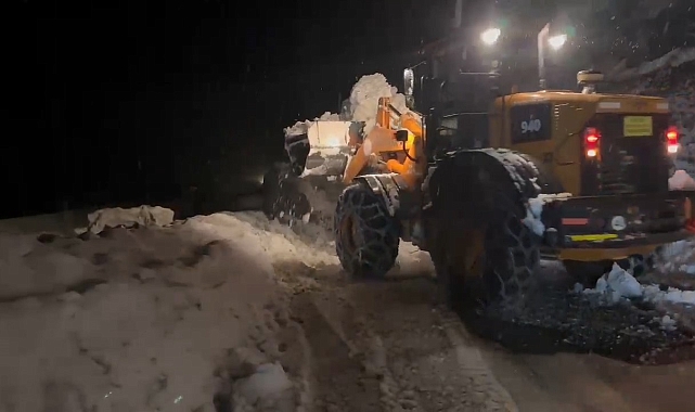 Ayder Yaylası yoluna çığ düştü, trafik 1 saat aksadı