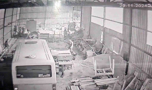 Babasının çalıştığı atölyeye minibüsle daldı