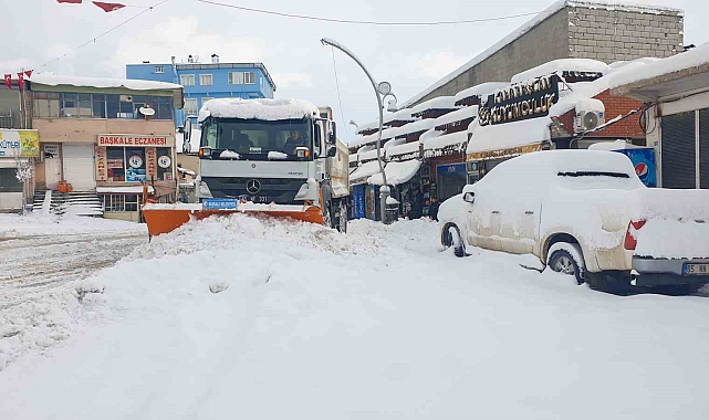 Başkale'de Yaşamı Felç Eden Kar, Kamyonlarla Taşınıyor