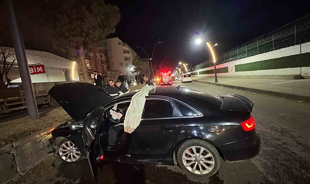 Batman'da Trafik Kazası: Sürücü Sıkıştığı Araçtan Kurtarıldı