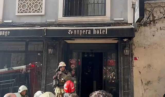 Beyoğlu'nda Otel Yangını Paniğe Neden Oldu: Bir Kedi Kurtarıldı