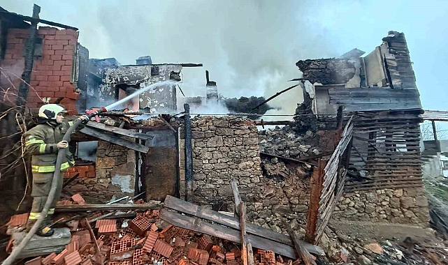 Bigadiç'te Büyük Yangın: 4 Ev Küle Döndü