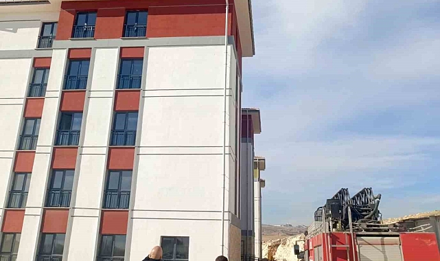 Bir kişi maaşını alamadığını iddia eden işçi çatıya çıktı