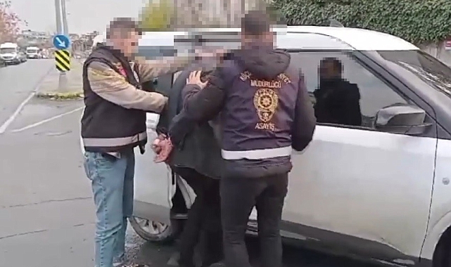 Boşanma aşamasındaki eşini ve olaya engel olmak isteyen üvey oğlunu bıçakladı