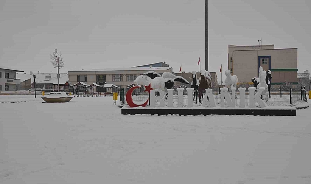 Bulanık'ta Kar Yağışı Hayat Felç Etti, Çocuklar Karın Keyfini Çıkarıyor