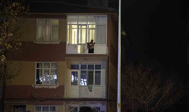 Bunalıma giren şahıs evinin camlarını kırıp sokağa fırlattı