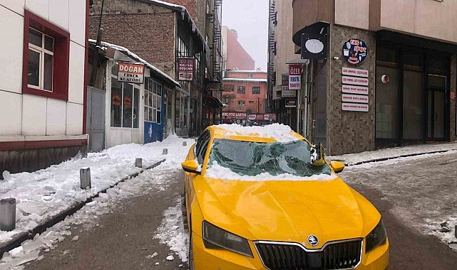 Çatılarda oluşan dev buz sarkıtları 2 otomobilin üzerine düştü