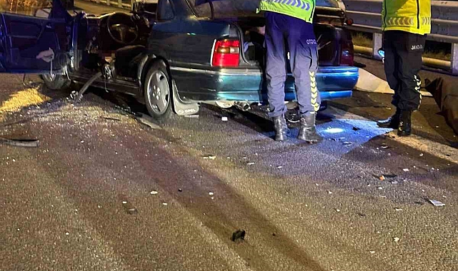 çekiciye arkadan çarpan otomobil kağıt gibi ezildi: 2 ölü, 1 yaralı