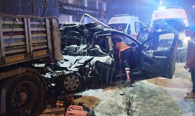 Çekiciye çarpan otomobildeki 5 kişi yarandı