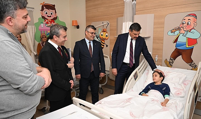 Çocuk Servisi'nde tedavi gören minikler ziyaret edildi