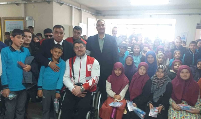 Çocuklar 'Türk terminatör' ile bilek güreşi yaptı