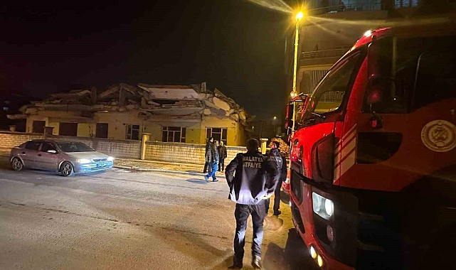 Depremlerde ağır hasar alan 4 katlı bina çöktü