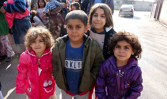 Dezavantajlı çocuklara yeni yıl öncesi mont hediyesi