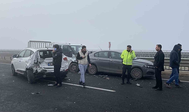 Diyarbakır-Elazığ Yolu'nda Sis Belası: 13 Araç Birbirine Girdi, 9 Yaralı