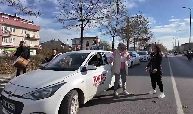 Ehliyet sınavını geçen kadına davullu zurnalı kutlama