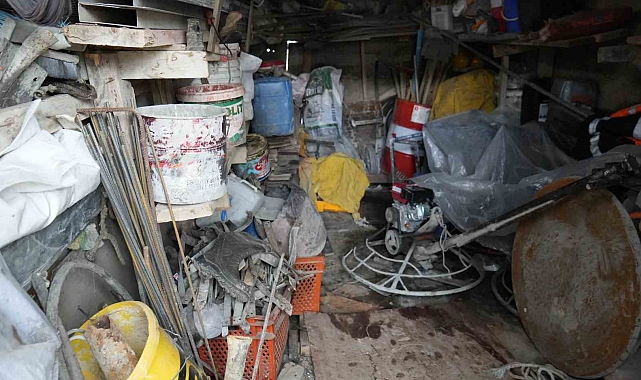 El arabasıyla geldikleri depodan yaklaşık 100 bin TL'lik inşaat malzemesi çaldılar