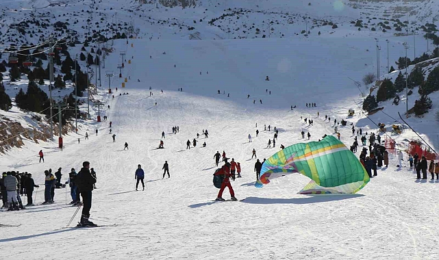 Ergan Dağı'nda Kış Sporları Şöleni: Kayak ve Yamaç Paraşütü Bir Araya Geldi