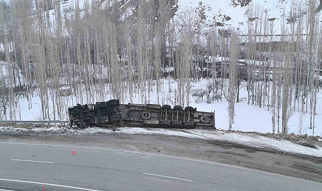 Erzurum-Artvin Yolu'nda Korkutan Kaza: Tır Şarampole Uçmaktan Son Anda Kurtuldu!