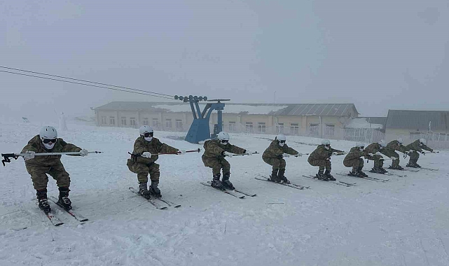 Erzurum'da Kışın Ortasında Mehmetçik Kayak Yapıyor!