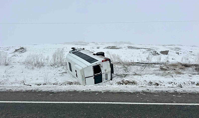 Erzurum'un Horasan ilçesinde, minibüs devrildi