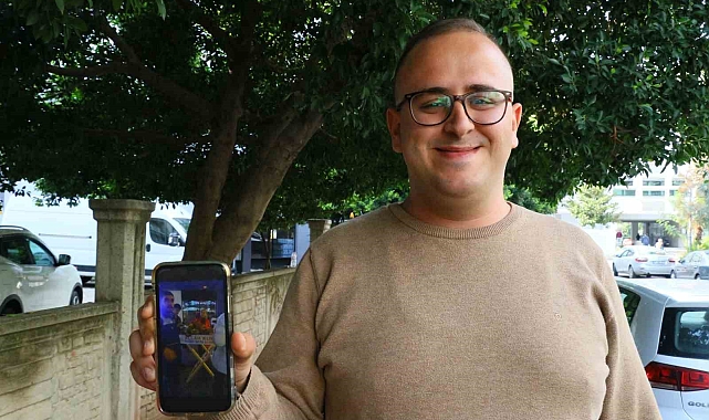 Evliliğinin yıl dönümünde boşanmasını simit dağıtarak kutladı