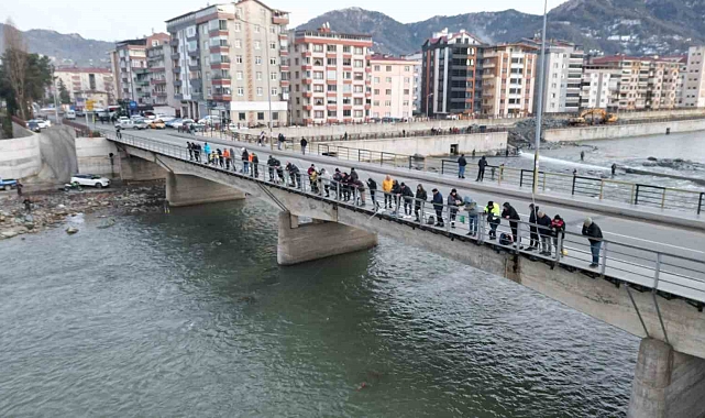 Fırtına Balıkçılara Bereket Getirdi: Binlerce Somon Dereye Aktı