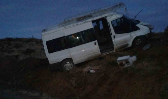 Freni boşalan minibüs devrildi