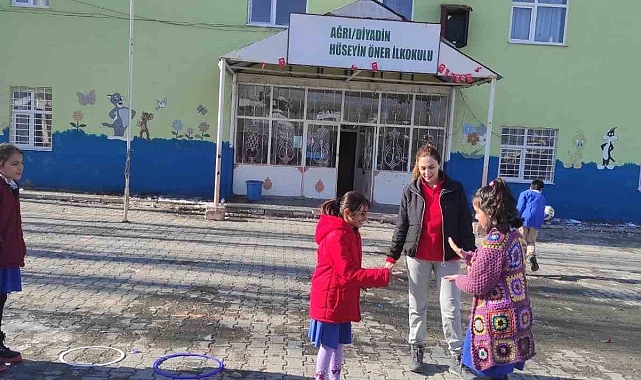 Gönüllü gençler öğrencilerle oyun oynadılar