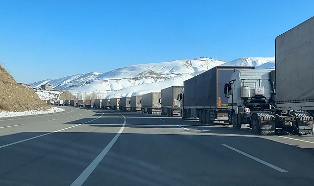 Hakkari'de 5 Kilometrelik Tır Kuyruğu: Şoförler Yardım Bekliyor