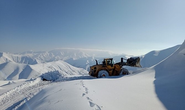 Hakkari'de Askeri Üs Bölgelerine Ulaşım İçin Karla Mücadele Yoğunlaşıyor