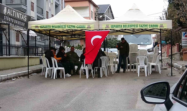 Helikopter kazasında şehit olan Astsubay İpek'in evinin önüne taziye çadırı kuruldu