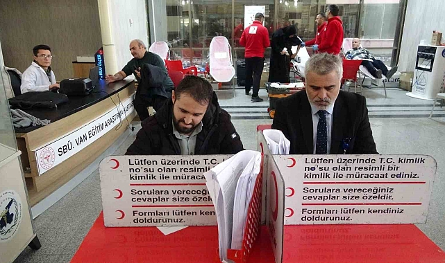 Hem kan stoklarına destek oluyor hem de hayat kurtarmanın mutluluğunu yaşıyor
