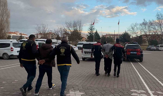 Hırsızlık suçundan aranması bulunan şahıs, yatak bazası içinde böyle yakalandı