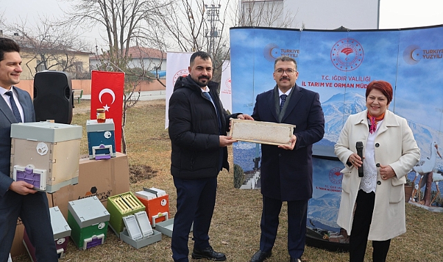 Iğdır'da 52 Üreticiye Kraliçe Ana Arı Yetiştirme Kovanı Verildi