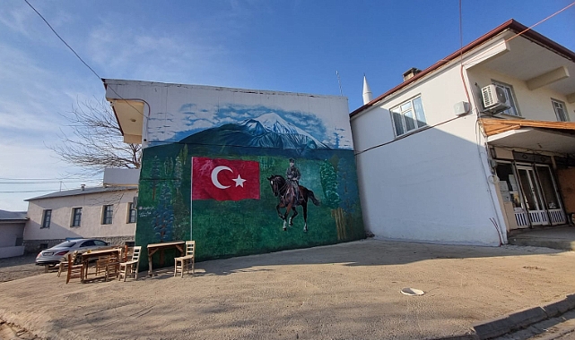 Iğdır'da Köylüler, Atatürk'ün Ağrı Dağı Manzaralı Resmini Köy Meydanına Çizdiler