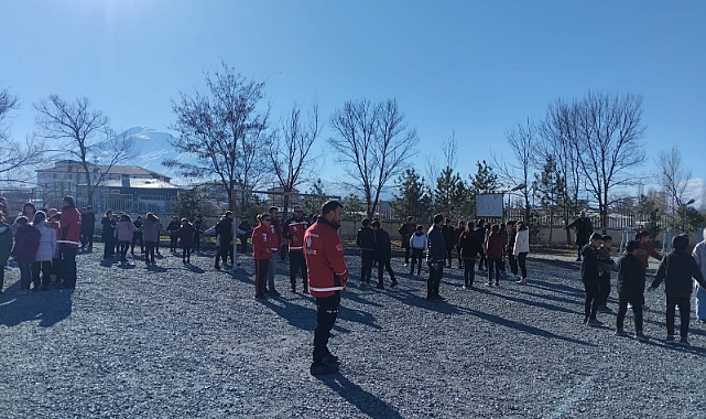 Iğdır'da Öğrencilere Afet Farkındalığı Eğitimi ve Deprem Tatbikatı